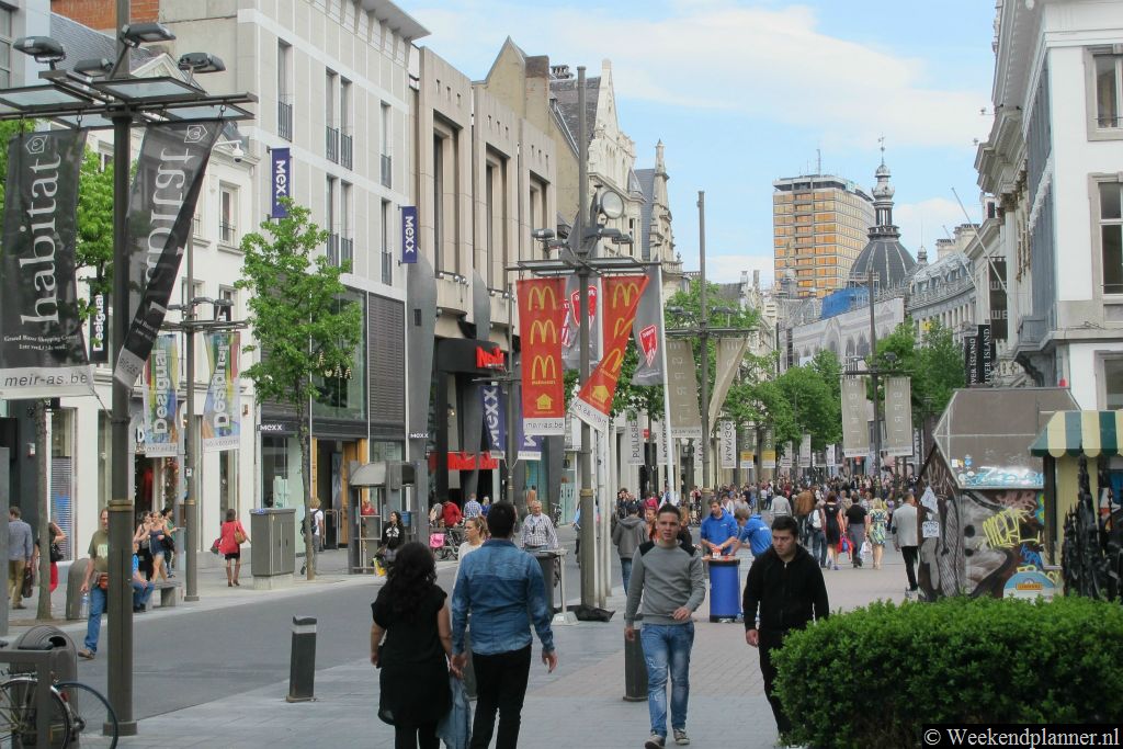 De meest bekende winkelstraat van Antwerpen is de Meir. De Meir is volledig voetgangerszone. Behalve de mooie gebouwen zijn ook Paleis Meir en de Stadsfeestzaal bezienswaardigheden.Tips: Winkelen in de winkelstraat Meir.